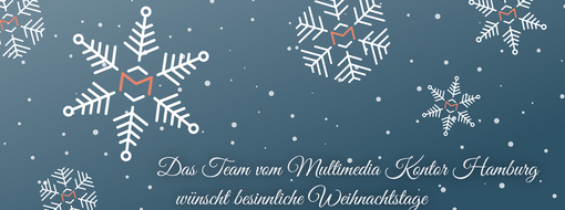 Das MMKH wünscht frohe Weihnachten 2025. Bild: Weiße Schneeflocken und Eiskristalle mit dem orangefarbenen MMKH-M in der Mitte. Der Hintergrund ist blaugrau.