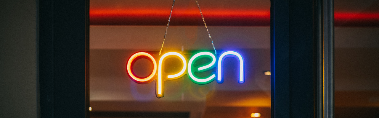 Bunte Leuchtbuchstaben formen das Wort "open" (Foto: Viktor Forgacs, Unsplash)