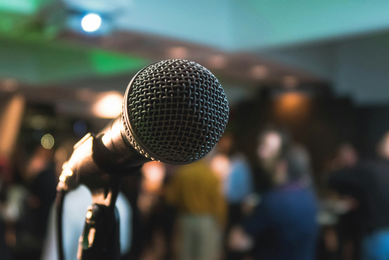 HOOU Science Slam Großaufnahme von einem Mikrofon aus Perspektive der Vortragenden